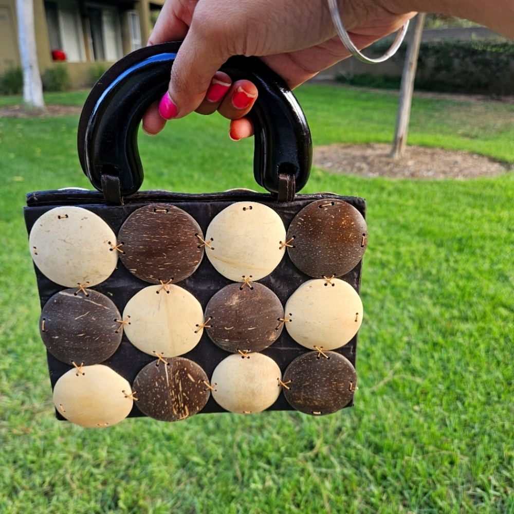 Small wooden handle clasp purse. Brown and beige